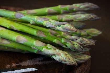 asparagi su tagliere.jpg