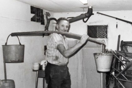 13 Rege-Dinu-sutrur-con-attrezzi-2 LE ABITAZIONI DI UN TEMPO: 3 - LE CASE DI MONTAGNA