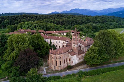 06-19 L'abbazia di Sant'Antonio di Ranverso, vista dal cielo - Man at work.jpg