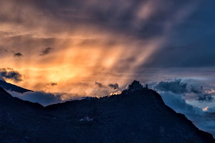 3298-25-01-10 Ultimi raggi di luce salutano la Sacra di San Michele - Domenico Strobietto FOTO DEL GIORNO 2025-1: Gennaio-Marzo