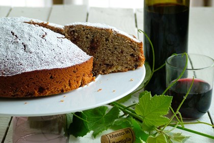 Torta al vino rosso con cioccolato e nocciole