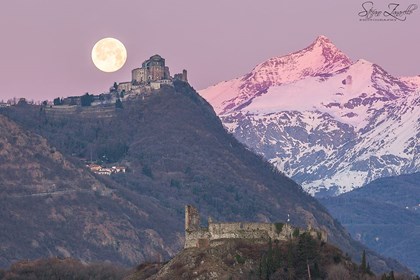 20-01-11 Il trittico Sacra di San Michele, Castello di Avigliana e Rocciamelone si sveglia all'alba impreziosito dalla luna piena - Stefano Zanarello.jpg