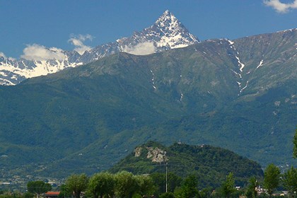 In bici alla ricerca dell’allineamento fra la Rocca di Cavour e il Monviso