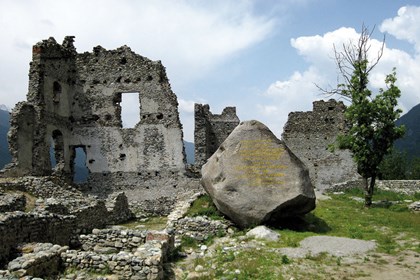 masso erratico al Castello del Conte Verde_1.jpg