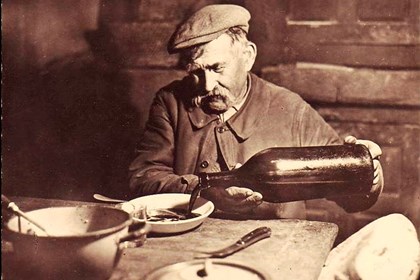 vino nel piatto La “surbìa”: quando i nostri nonni mischiavano nel piatto cibo e vino