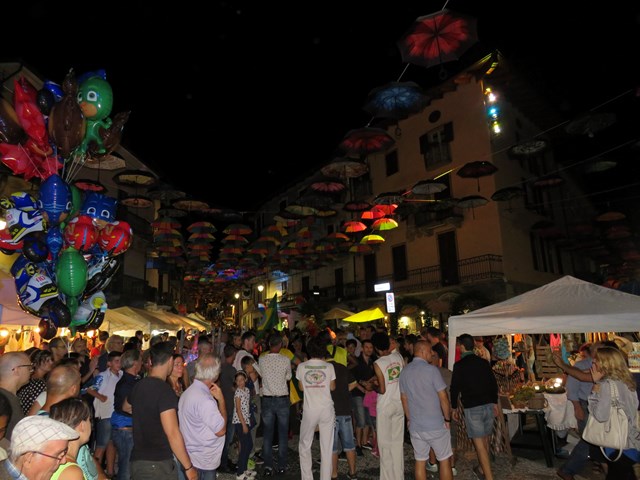 NOTTE BIANCA A GIAVENO TRA MUSICA, CIBO E SHOPPING