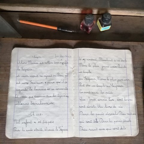 Cover Scuoletta Becwith di Bovile - Perrero- Quaderno in francese - Foto di Michele Rege Le "scuolette Beckwith" nelle valli valdesi, finanziate da un generale inglese ferito a Waterloo