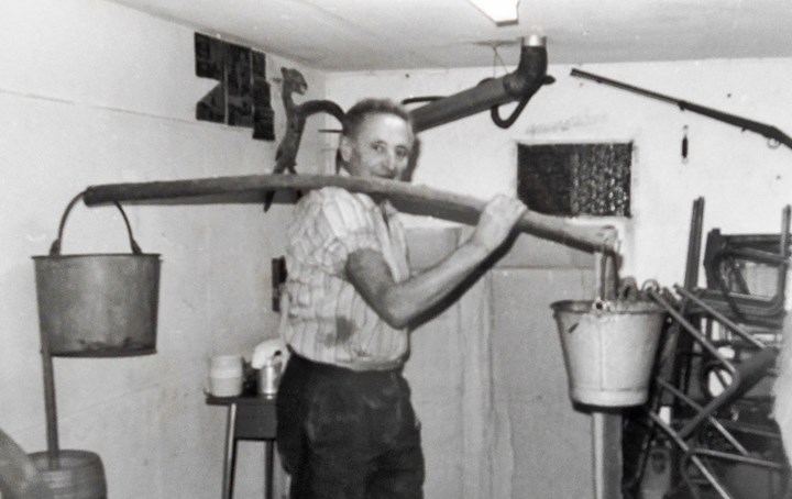 13 Rege-Dinu-sutrur-con-attrezzi-2 LE ABITAZIONI DI UN TEMPO: 3 - LE CASE DI MONTAGNA