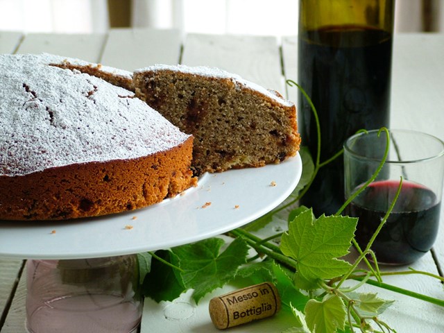 Torta al vino rosso orizzontale Torta al vino rosso con cioccolato e nocciole