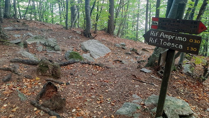 cartello indicatore che indica Amprimo a destra e Rifugio Val Gravio a sinistra Un video di "Va' Sentiero" dedicato ai rifugi del Parco Orsiera ed ai loro gestori