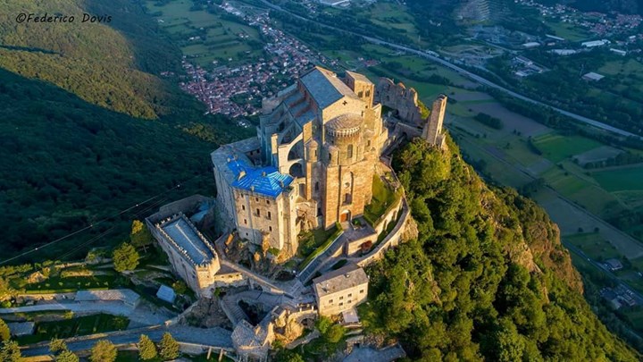 06-01  Primi raggi di sole sulla Sacra di San Michele - Federico Dovis 06-01  Primi raggi di sole sulla Sacra di San Michele - Federico Dovis.jpg