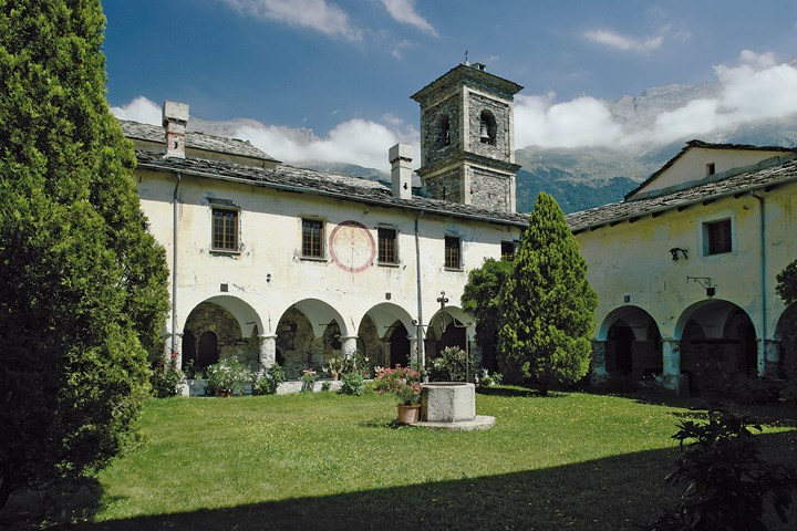 1-3-2 Novalesa_ Abbazia SS. Pietro e Andrea_ Chiostro_ Esterno 1-3-2 Novalesa, Abbazia SS. Pietro e Andrea, Chiostro, Esterno.jpg