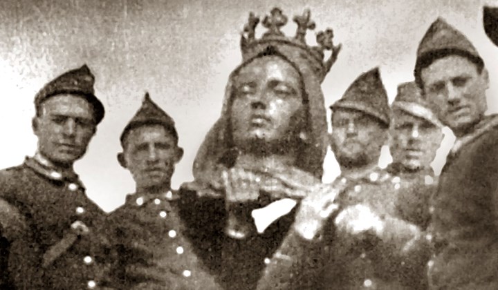 Gli alpini con la statua della Madonna del Roicciamelone Gli alpini con la statua della Madonna del Roicciamelone.jpg