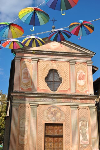 Chiesa dei Batu esterno con ombrelli .JPG