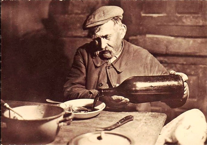 vino nel piatto La “surbìa”: quando i nostri nonni mischiavano nel piatto cibo e vino