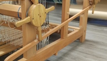 A Mano particolare di un telaio A MANO TESSITURA ARTIGIANALE